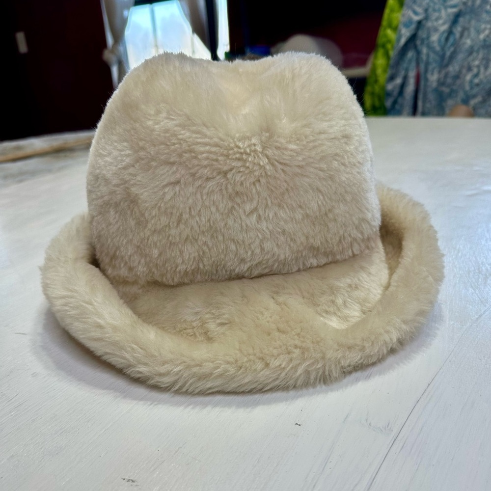 Vintage 1970s KÅPS Faux Fur Cloche Hat Cream USA Made Asymmetrical Brim - Picture 3 of 9